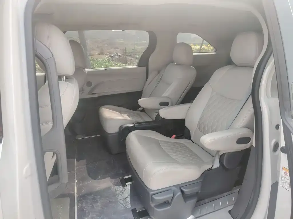 Toyota Sienna 2023 из CN, фото 2