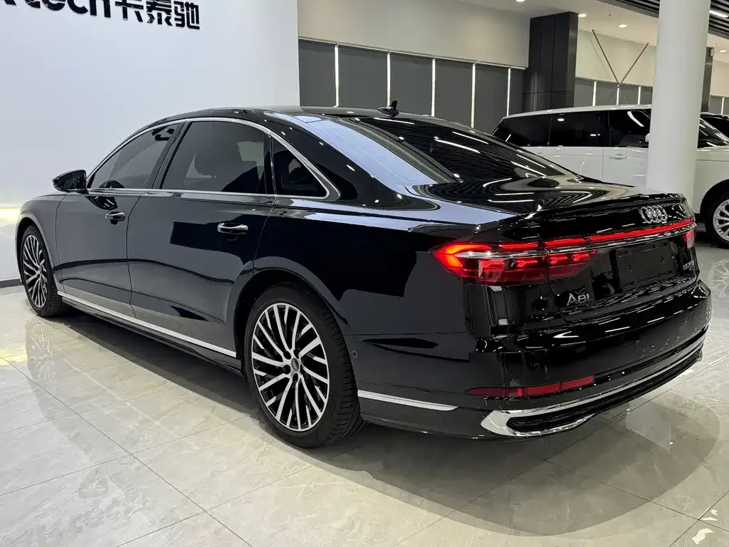 Audi A8 — фото 5