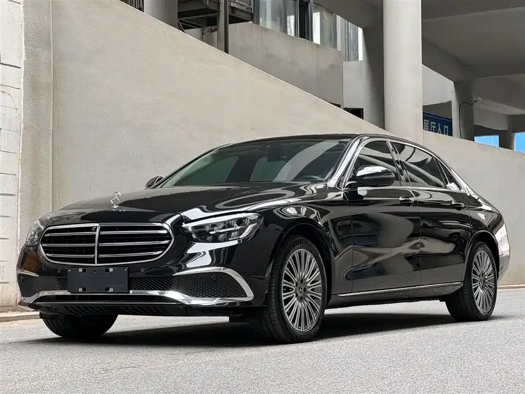 Mercedes-Benz E-Class — фото 1