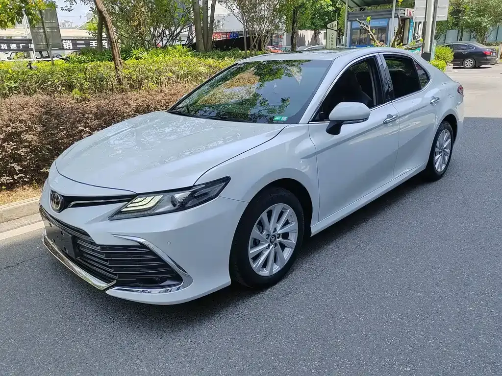 Toyota Camry — фото 1