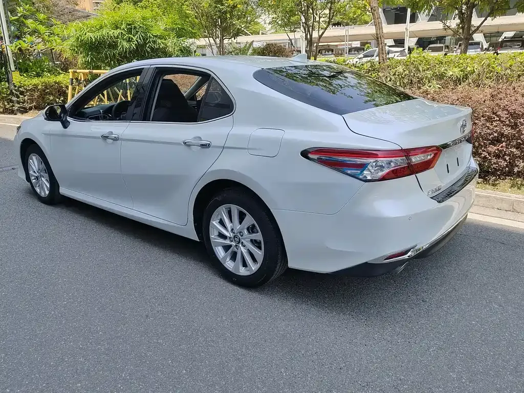 Toyota Camry — фото 4