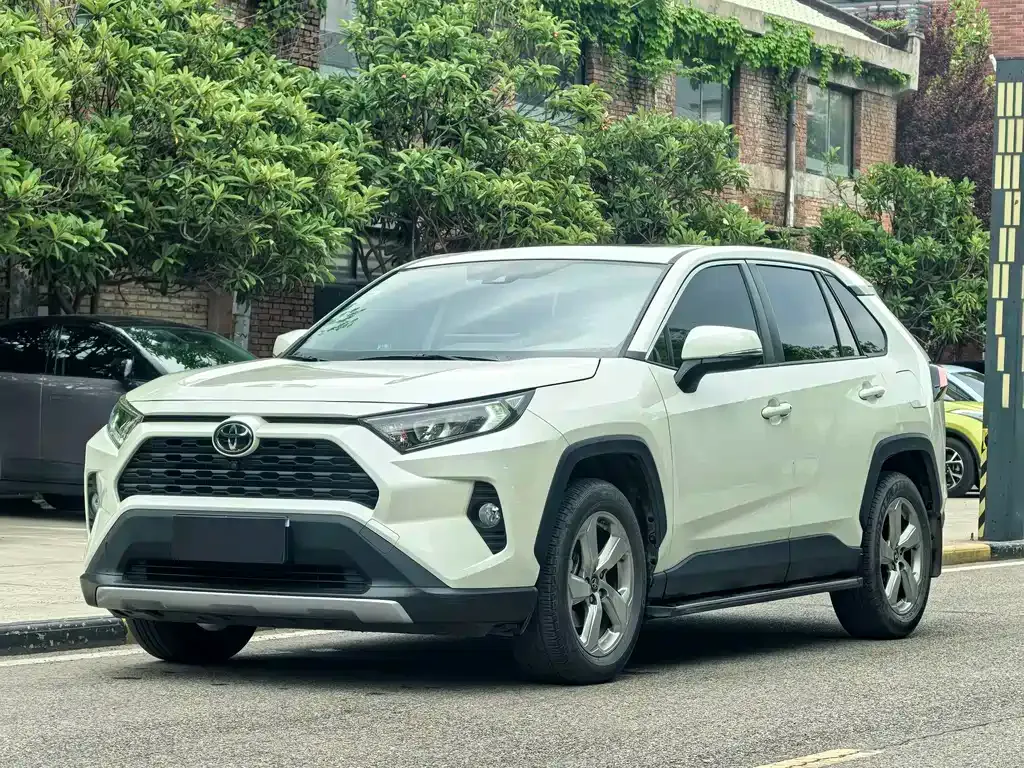 Toyota RAV4 — фото 1