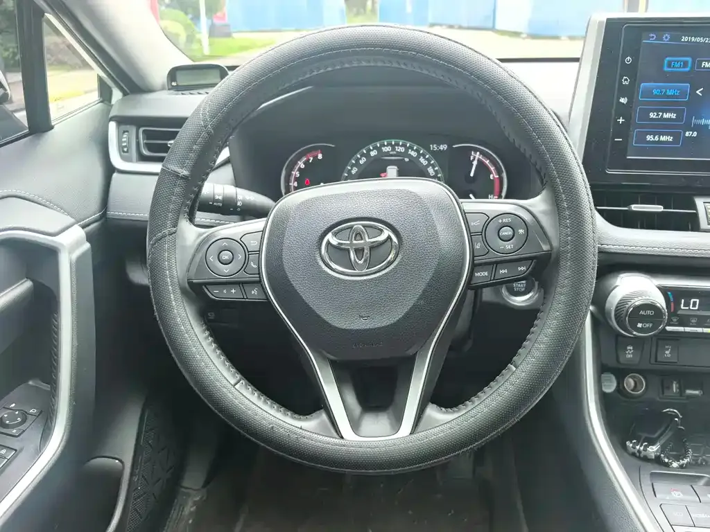 Toyota RAV4 — фото 8