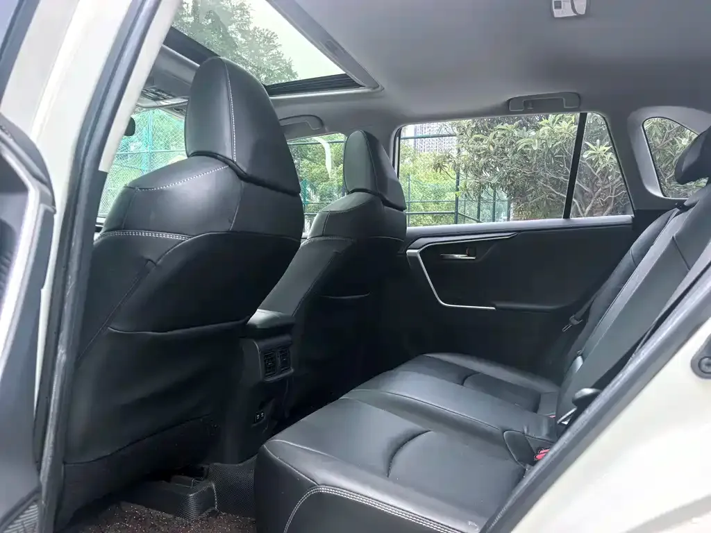 Toyota RAV4 — фото 4