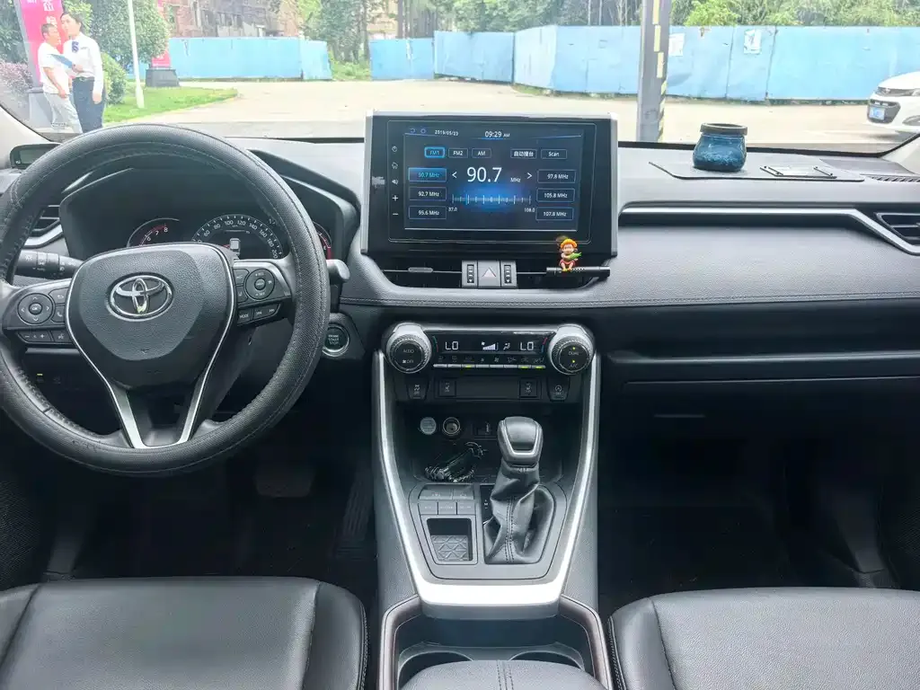 Toyota RAV4 — фото 10