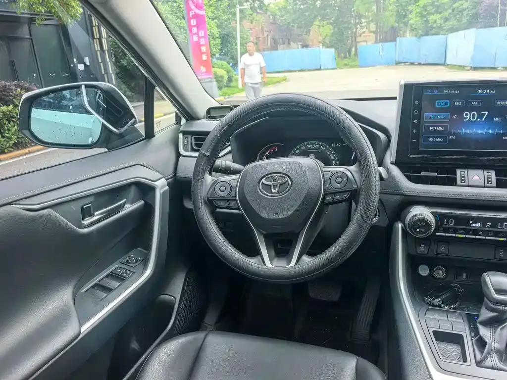 Toyota RAV4 — фото 7