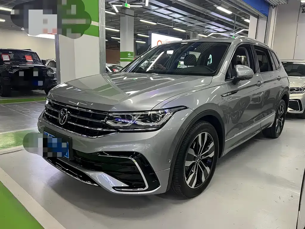 Volkswagen Tiguan L — фото 1