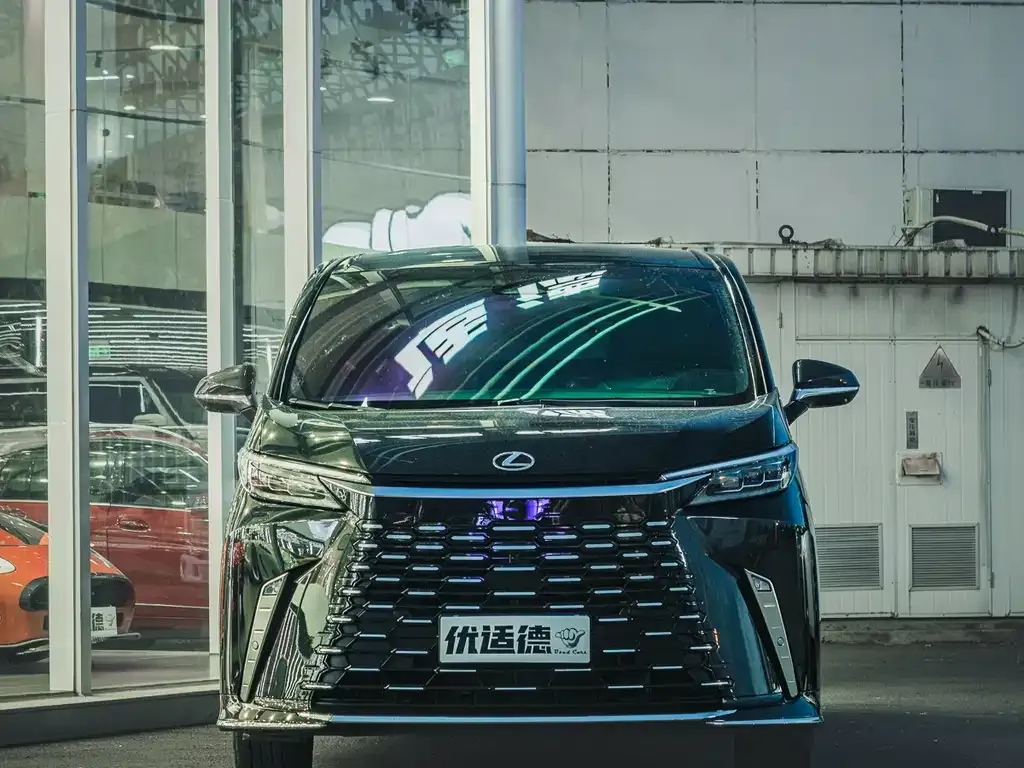 Lexus LM — фото 5
