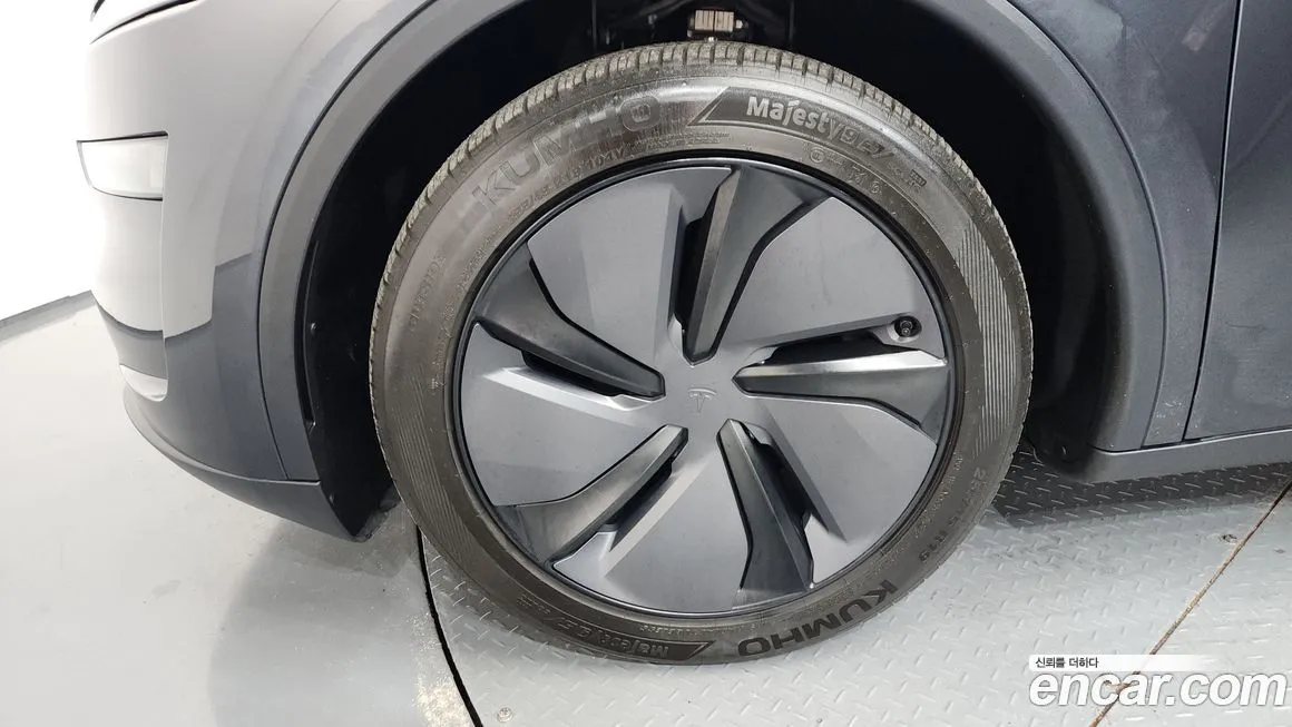 Tesla Model Y — фото 10