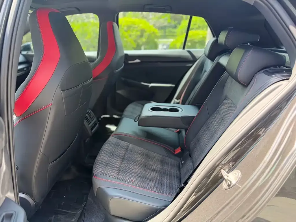 Volkswagen Golf GTI 2023 из CN, фото 2