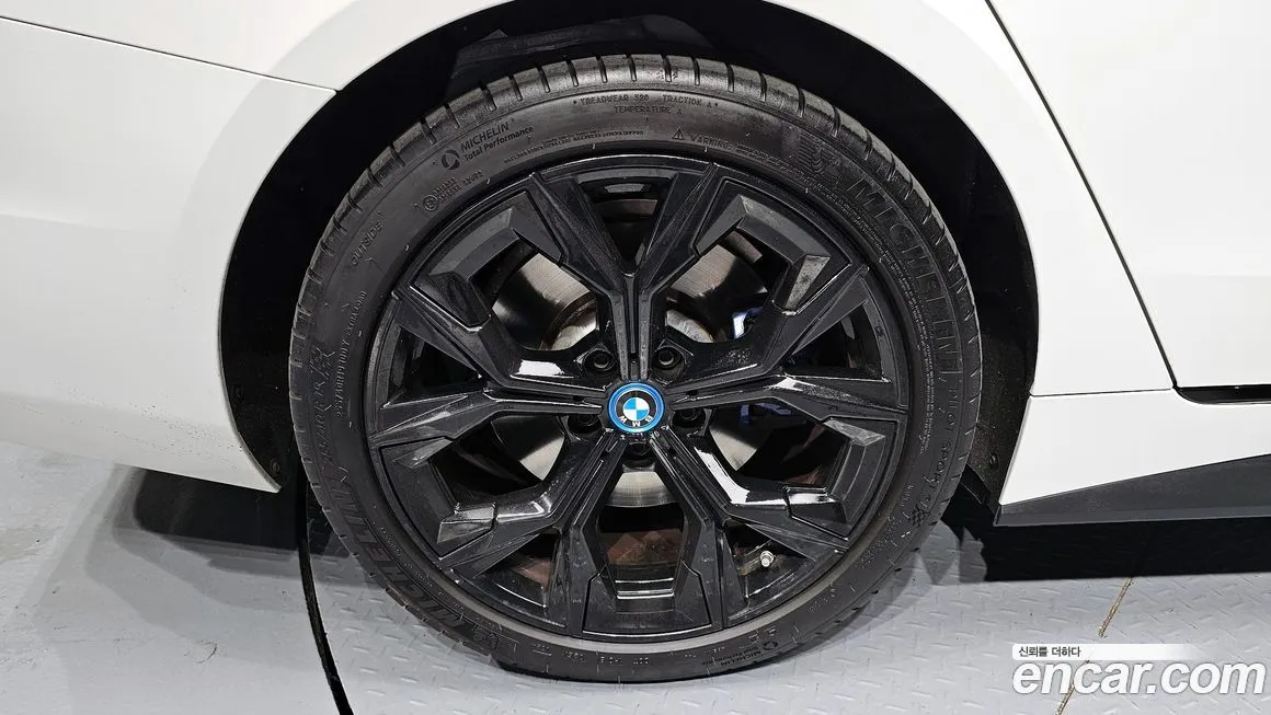 BMW i4 — фото 9