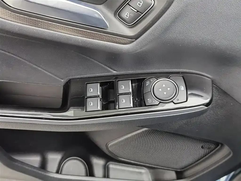 Ford Escape — фото 10