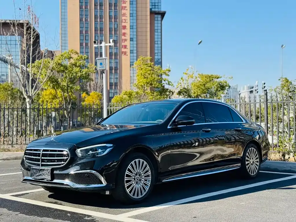 Mercedes-Benz E-Class — фото 1