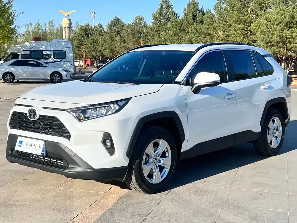 Toyota RAV4 — фото 1