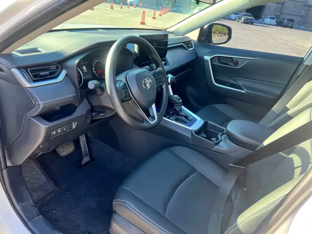 Toyota RAV4 — фото 2