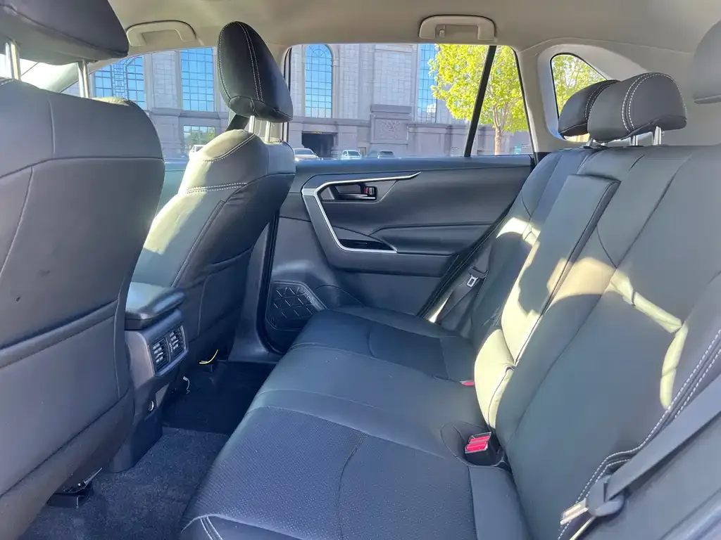 Toyota RAV4 — фото 9
