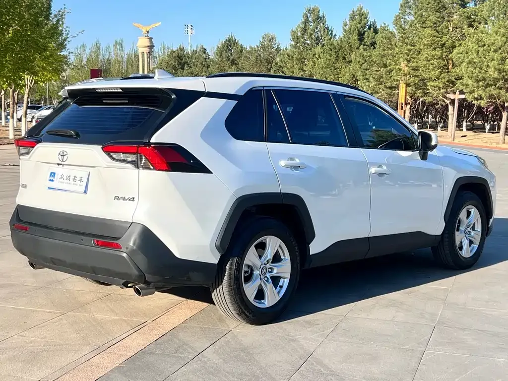 Toyota RAV4 — фото 4