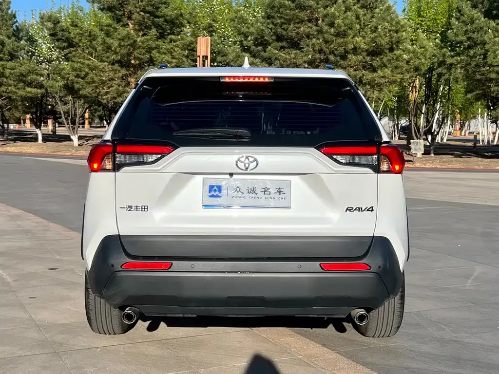 Toyota RAV4 — фото 5