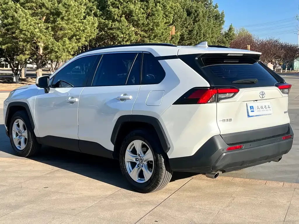 Toyota RAV4 — фото 7