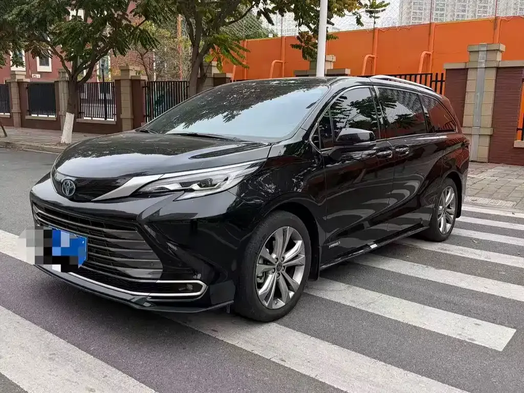 Toyota Sienna — фото 1