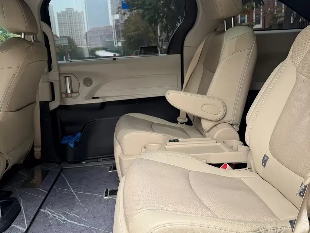 Toyota Sienna — фото 2