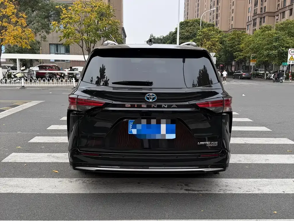 Toyota Sienna — фото 3