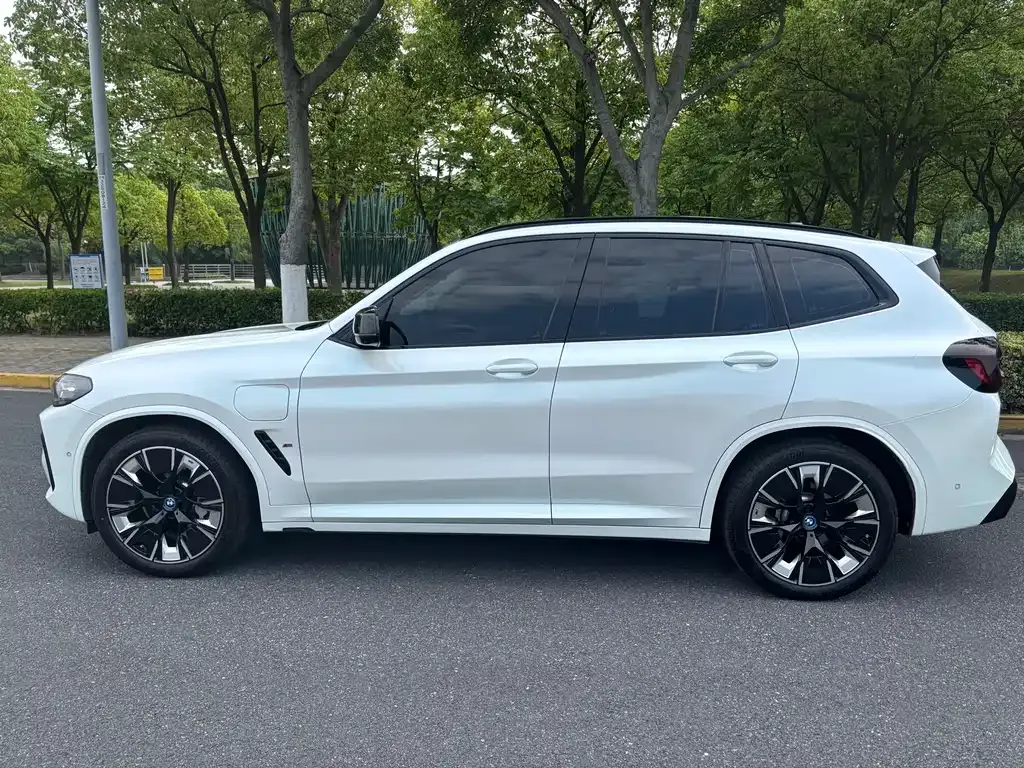 BMW iX3 — фото 10