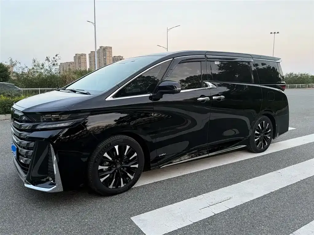 Toyota Vellfire — фото 1