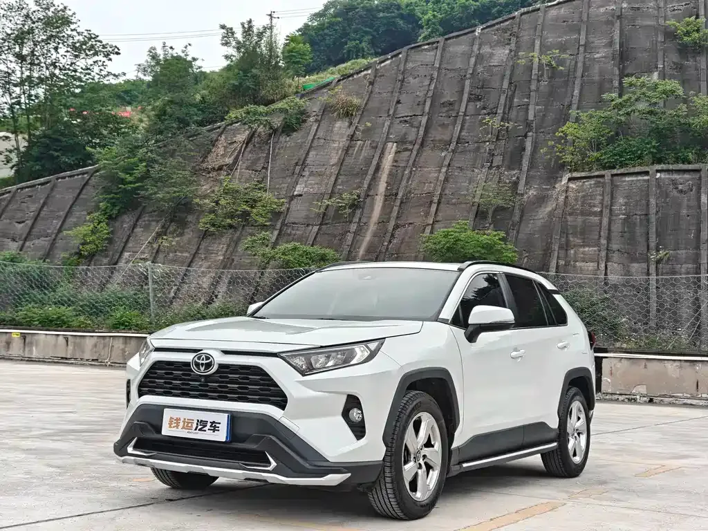 Toyota RAV4 — фото 1