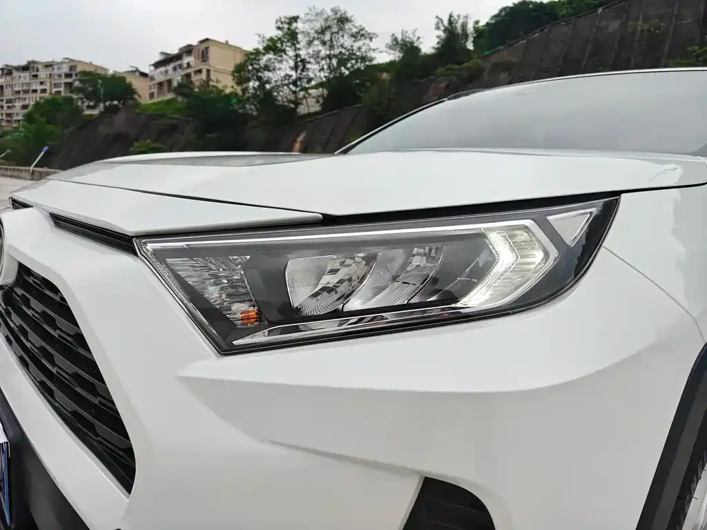 Toyota RAV4 — фото 6