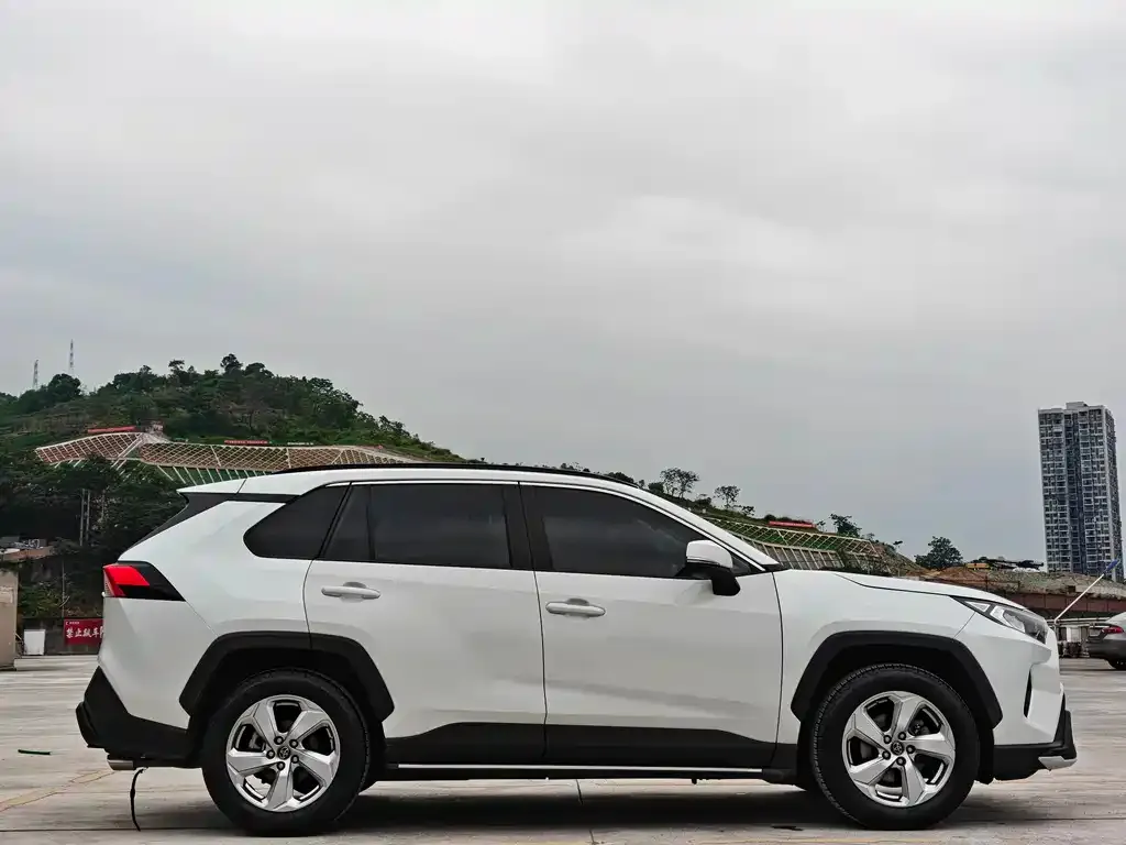 Toyota RAV4 — фото 4