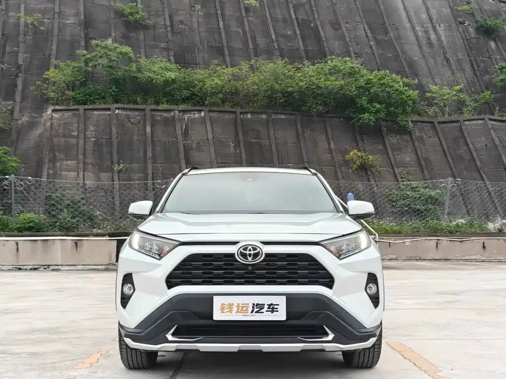 Toyota RAV4 — фото 8