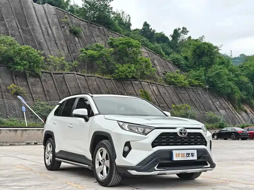 Toyota RAV4 — фото 10