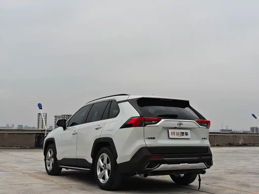 Toyota RAV4 — фото 3