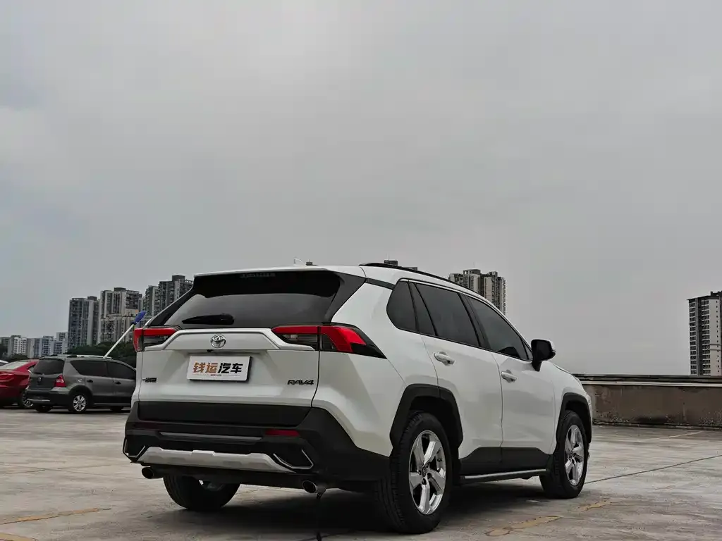 Toyota RAV4 — фото 5