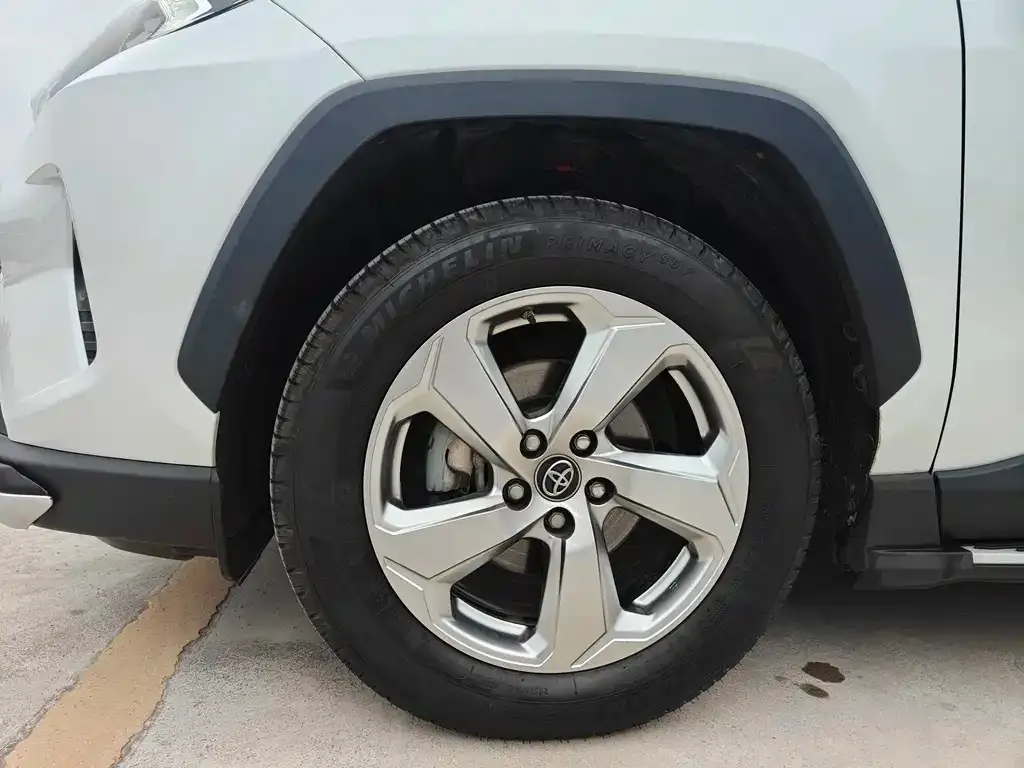 Toyota RAV4 — фото 9