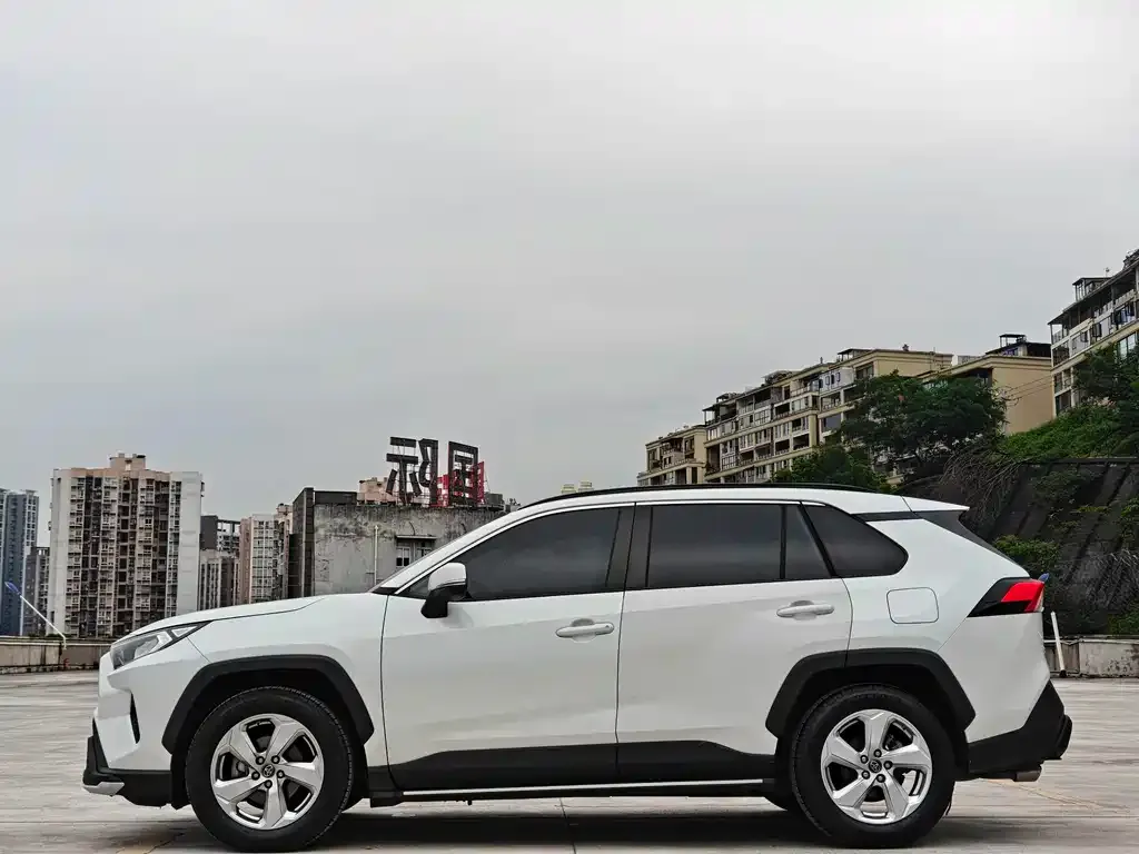 Toyota RAV4 — фото 7