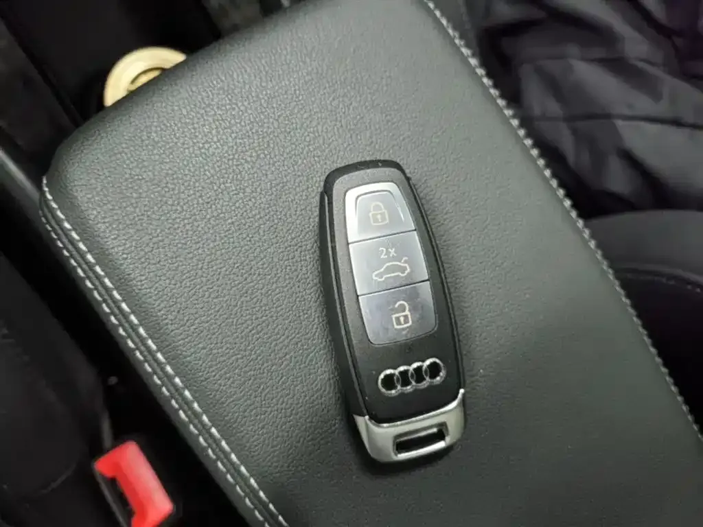 Audi Q4 e-tron — фото 10