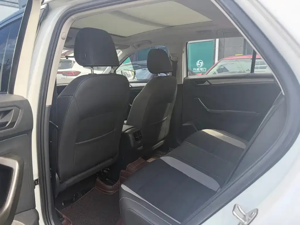 Volkswagen T-Roc 2023 из CN, фото 2