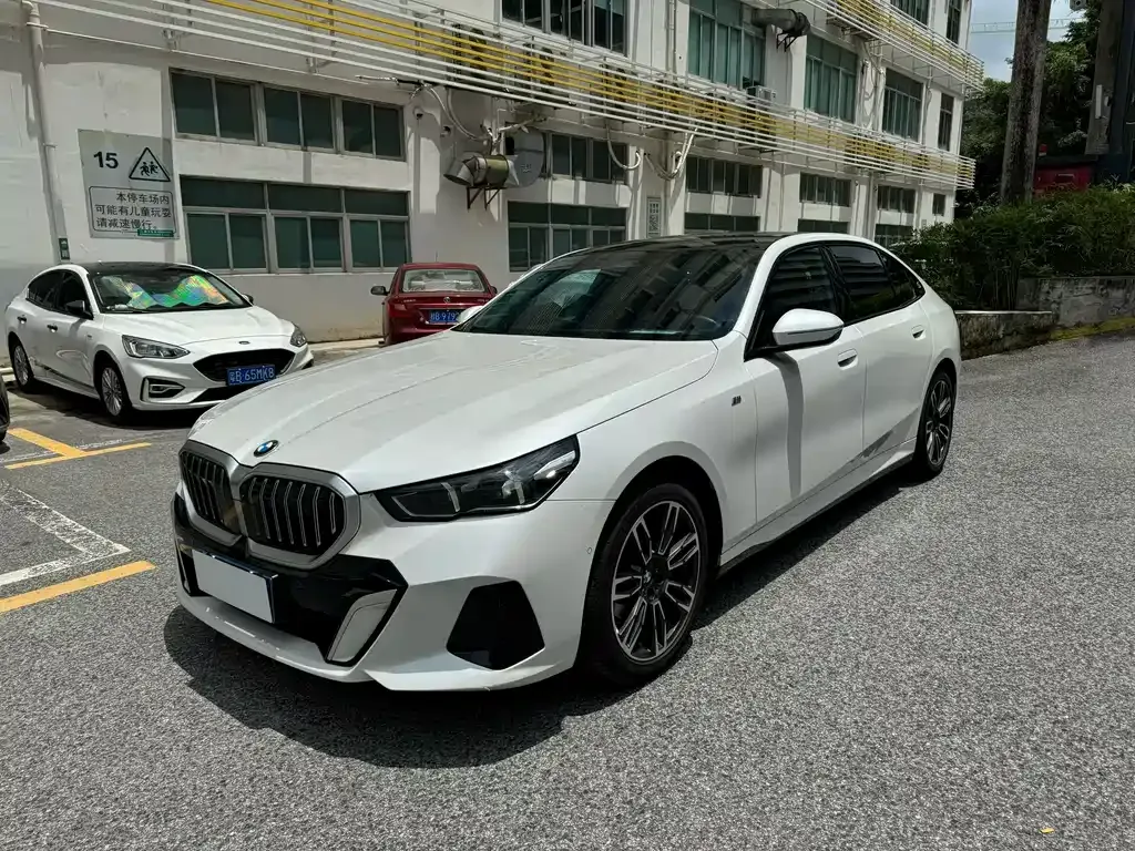 BMW 5 Series — фото 1