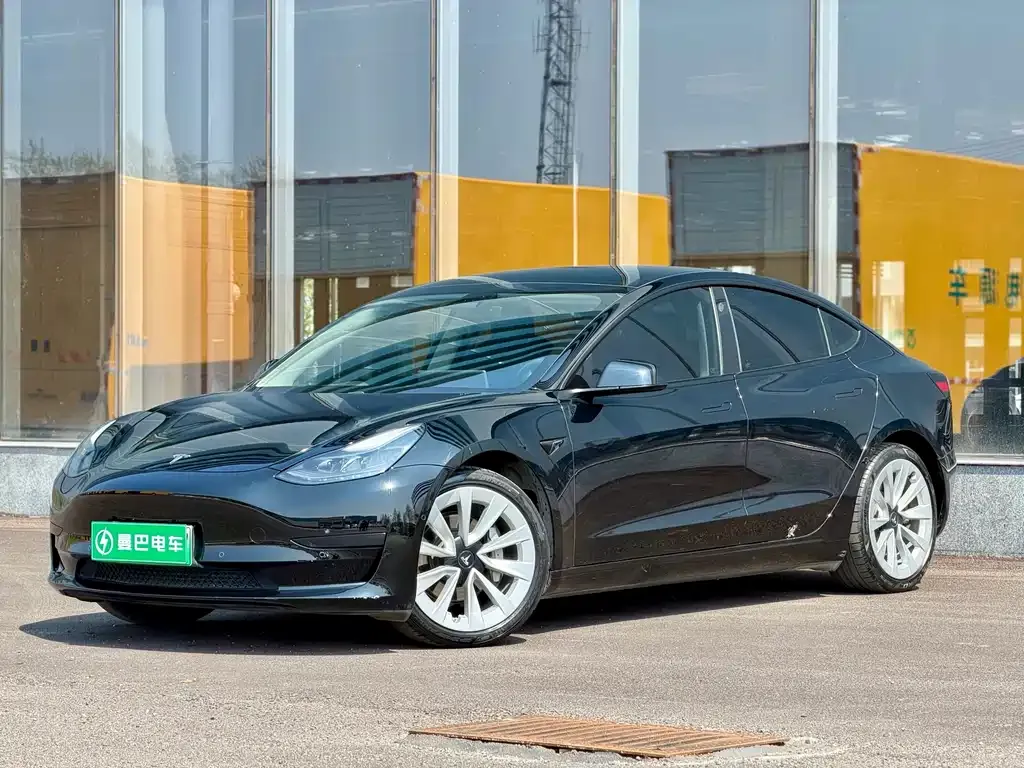 Tesla Model 3 — фото 1