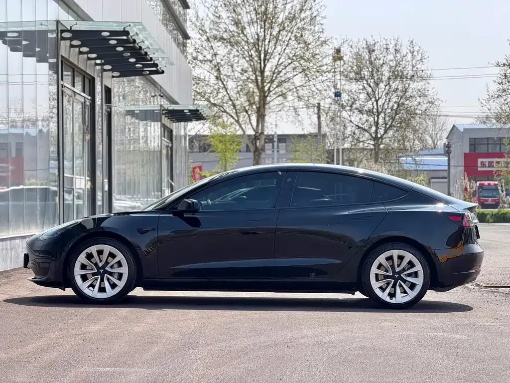 Tesla Model 3 — фото 9