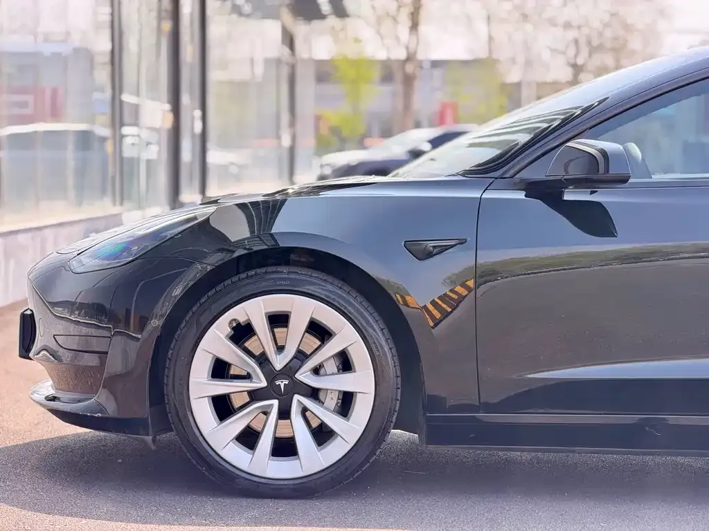 Tesla Model 3 — фото 2