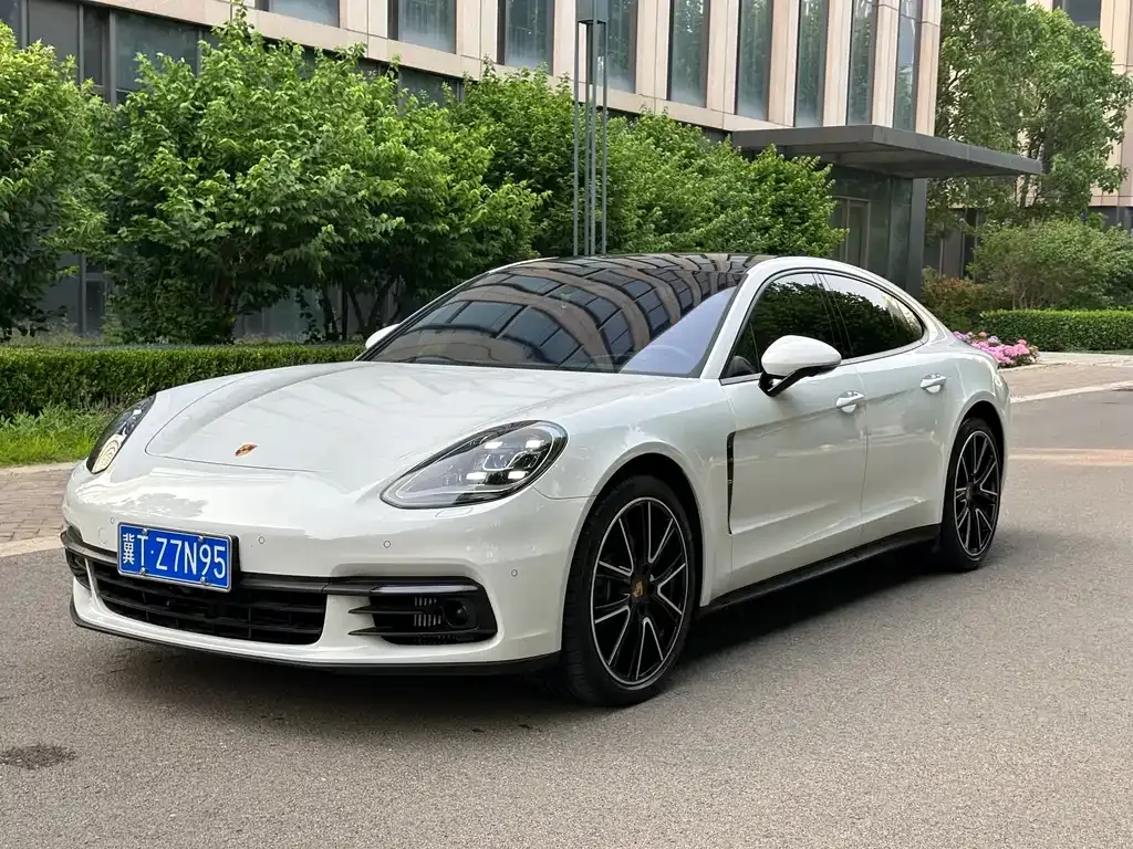 Porsche Panamera — фото 1