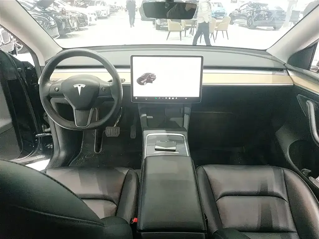Tesla Model Y — фото 10