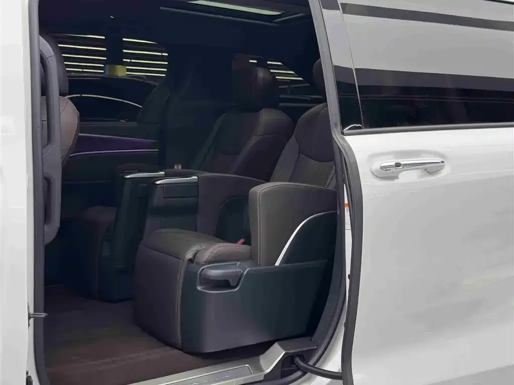 Toyota Granvia — фото 2
