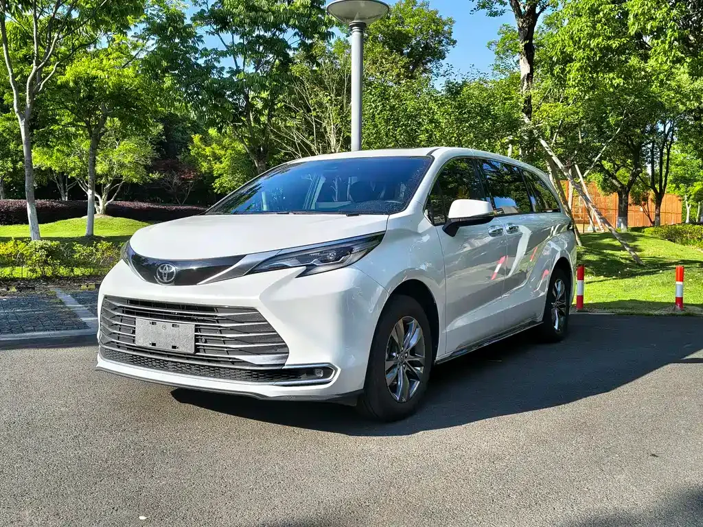 Toyota Sienna — фото 1