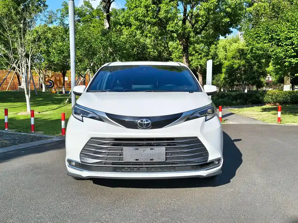 Toyota Sienna — фото 9