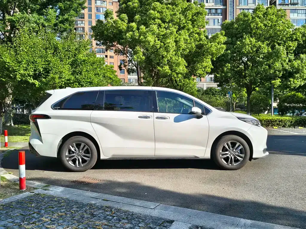 Toyota Sienna — фото 10