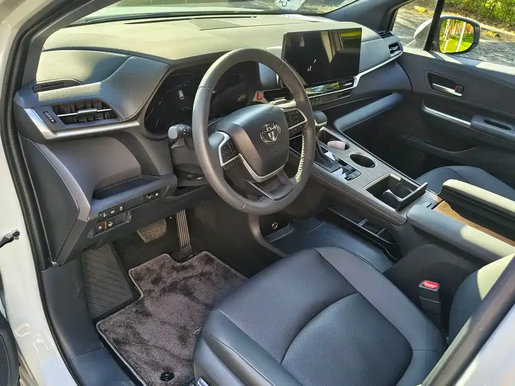 Toyota Sienna — фото 4